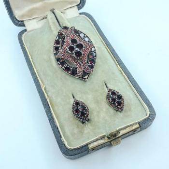 Starožitná granátová souprava, brož a náušnice Starožitná granátová souprava, brož a náušnice