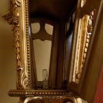 Obří párové zlaté lucerny na vyřezávaných nohách Obří párové zlaté lucerny na vyřezávaných nohách