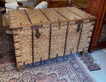 Bohatě zdobená truhla  Bohatě zdobená truhla