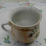 Béžový porcelánový hrnek s květinami Béžový porcelánový hrnek s květinami