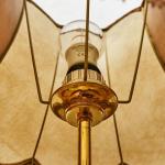 Starožitná stolní lampa s erbem a putti Starožitná stolní lampa s erbem a putti