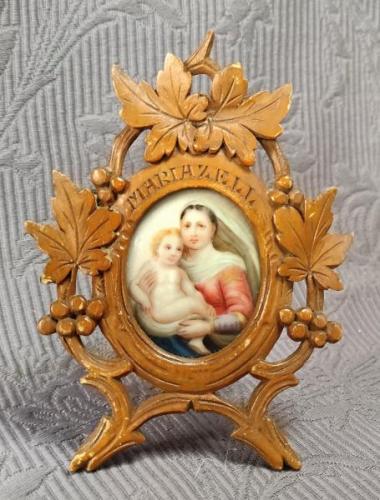 Sakrální malba na porcelánu v řezaném rámu Sakrální malba na porcelánu v řezaném rámu