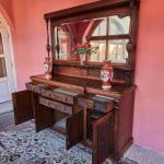 Anglický příborník s velkým zrcadlem – ručně vyřez Anglický příborník s velkým zrcadlem – ručně vyřez