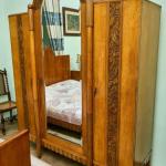 Zrestaurovaná starožitná ložnice Art Deco s velkou Zrestaurovaná starožitná ložnice Art Deco s velkou