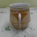 Béžový porcelánový hrnek s květinami Béžový porcelánový hrnek s květinami