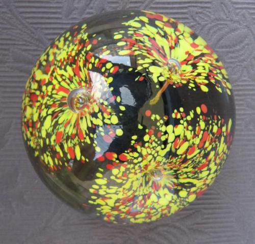 Těžítko se žlutočervenými květy Těžítko se žlutočervenými květy