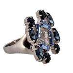 Stříbrný prsten extravagantní s modrými kameny Stříbrný prsten extravagantní s modrými kameny