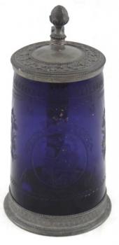 Klasicistní modrý korbel s medailonem Klasicistní modrý korbel s medailonem