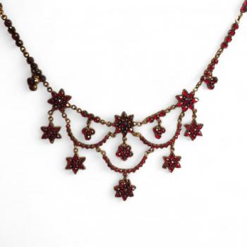 Kolier s českými granáty v tombaku Kolier s českými granáty v tombaku