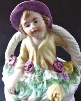 Dózička, košíček, s růžemi a soškou Dózička, košíček, s růžemi a soškou