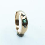 Starožitný zlatý prsten s brilianty a smaragdem Starožitný zlatý prsten s brilianty a smaragdem