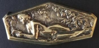 Bronzový reliéf s ležící nahou dívkou Bronzový reliéf s ležící nahou dívkou