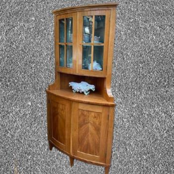 Prosklená rohovka ve stylu Biedermeier  Prosklená rohovka ve stylu Biedermeier