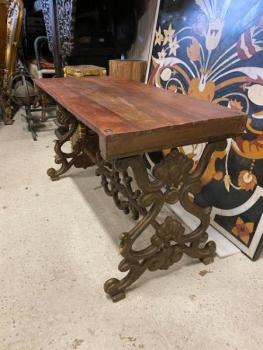 Konferenční stůl s litinovou trnoží  Konferenční stůl s litinovou trnoží