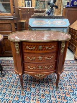 Prostorová intarzovaná komoda  Prostorová intarzovaná komoda