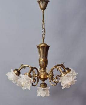 Mosazný lustr s květinovými stínidly, 6 ramen Mosazný lustr s květinovými stínidly, 6 ramen