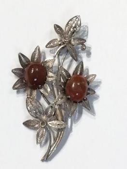 Stříbrná brož s jantarem Stříbrná brož s jantarem