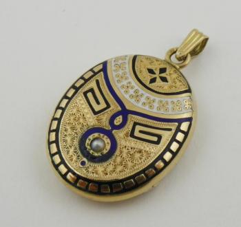 Otevírací zlatý medailon s emaily a perličkou Otevírací zlatý medailon s emaily a perličkou