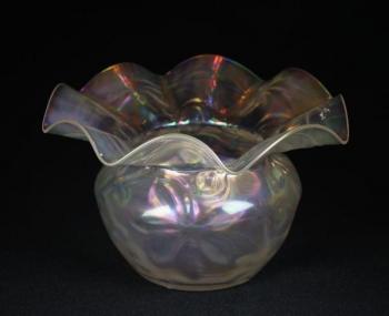 Secesní váza z irisovaného skla Secesní váza z irisovaného skla