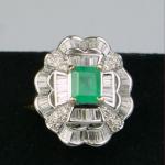 Zlatý prsten s diamanty a smaragdem Zlatý prsten s diamanty a smaragdem