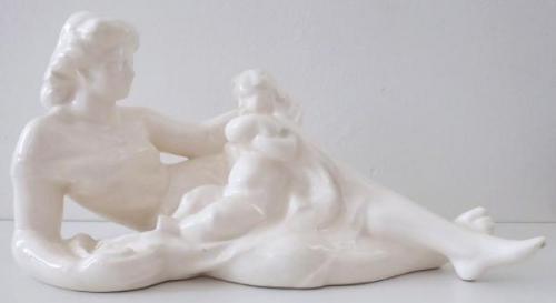 Ležící matka s dítětem Ležící matka s dítětem