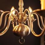 Nízký osmiramenný lustr z bílé mosazi Nízký osmiramenný lustr z bílé mosazi