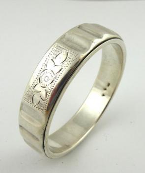 Stříbrný kruhový náramek s gravírováním Stříbrný kruhový náramek s gravírováním