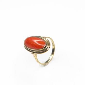 Zlatý prsten s korálem Zlatý prsten s korálem