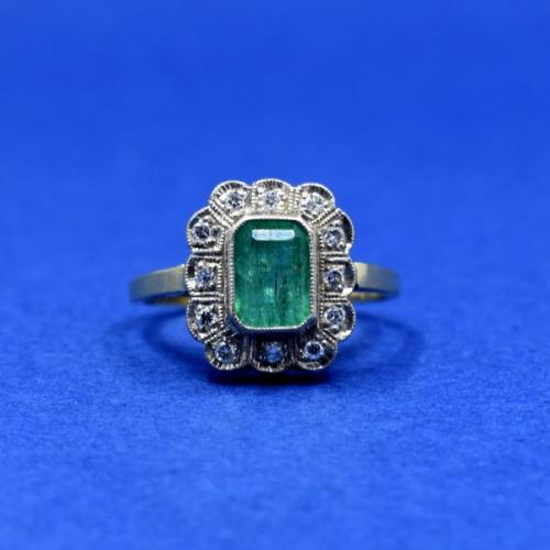 Zlatý prsten se smaragdem, Au 585/1000/ 3,65 g Zlatý prsten se smaragdem, Au 585/1000/ 3,65 g