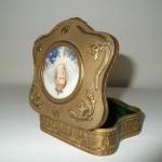 Dóza: mosaz s miniaturou, Francie Dóza: mosaz s miniaturou, Francie