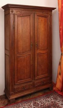 Mělká starožitná skříň z 19. století. Dub Mělká starožitná skříň z 19. století. Dub