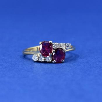 Zlatý prsten s rubíny a brilianty Zlatý prsten s rubíny a brilianty