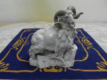 Bílá porcelánová plastika, muflon - Horní Slavkov Bílá porcelánová plastika, muflon - Horní Slavkov