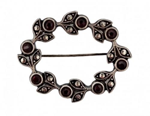 STŘÍBRNÁ OVÁLNÁ BROŽ - VĚTVIČKA S GRANÁTY STŘÍBRNÁ OVÁLNÁ BROŽ - VĚTVIČKA S GRANÁTY