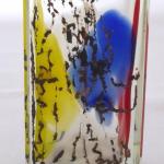 Váza s barevnými skvrnami a štěpinami kovů Váza s barevnými skvrnami a štěpinami kovů