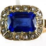 Zlatý prsten s diamanty a safírem  Zlatý prsten s diamanty a safírem