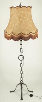 Stojací lampa z řetězu s látkovým stínidlem Stojací lampa z řetězu s látkovým stínidlem