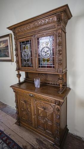 Neorenesanční skříň s vitráží Neorenesanční skříň s vitráží