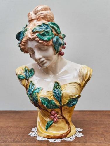 Fajánsová busta ve stylu Alfonse Muchy Fajánsová busta ve stylu Alfonse Muchy