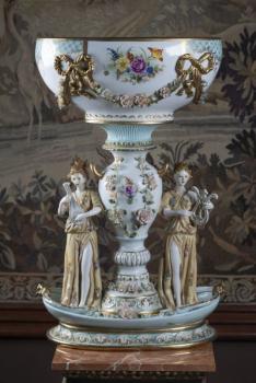 9. Dekorativní figurální mísa na noze 9. Dekorativní figurální mísa na noze