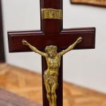 Starožitný stolní krucifix z masivního mahagonu Starožitný stolní krucifix z masivního mahagonu