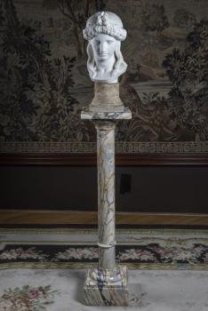 155. Busta dívky na podstavci 155. Busta dívky na podstavci