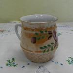 Béžový porcelánový hrnek s květinami Béžový porcelánový hrnek s květinami