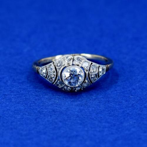 Zlatý art deco prsten s brilianty, 1921 Zlatý art deco prsten s brilianty, 1921