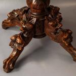 Starožitný lovecký stůl s řezbami kulatý Starožitný lovecký stůl s řezbami kulatý