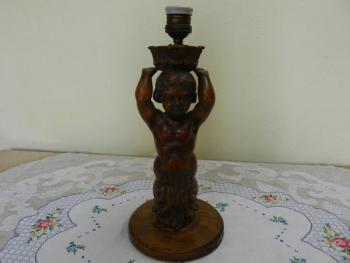 Lampa, dřevěný putto Lampa, dřevěný putto