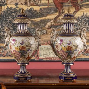 128. Pár dekorativních váz s víky 128. Pár dekorativních váz s víky