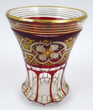 Číše s ornamenty, linkami a rubínovou lazurou Číše s ornamenty, linkami a rubínovou lazurou
