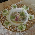 Zlacený dekorativní talíř s antickým motivem Zlacený dekorativní talíř s antickým motivem