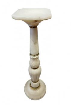 Bílý alabastrový ozdobný sloup s bronzovým zdobení Bílý alabastrový ozdobný sloup s bronzovým zdobení